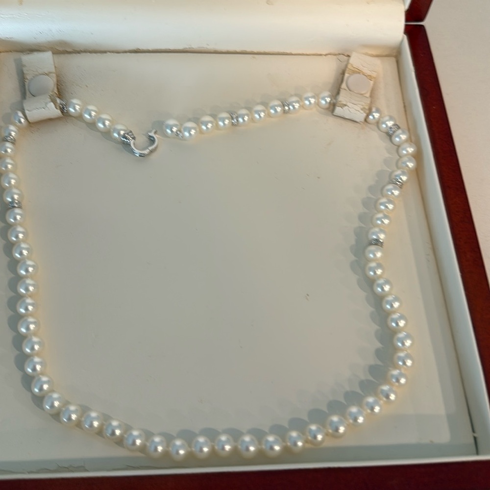 Vintage 20 inch high quality costume pearl necklace.
FINAL MARKDOWN. - Picture 4 of 11